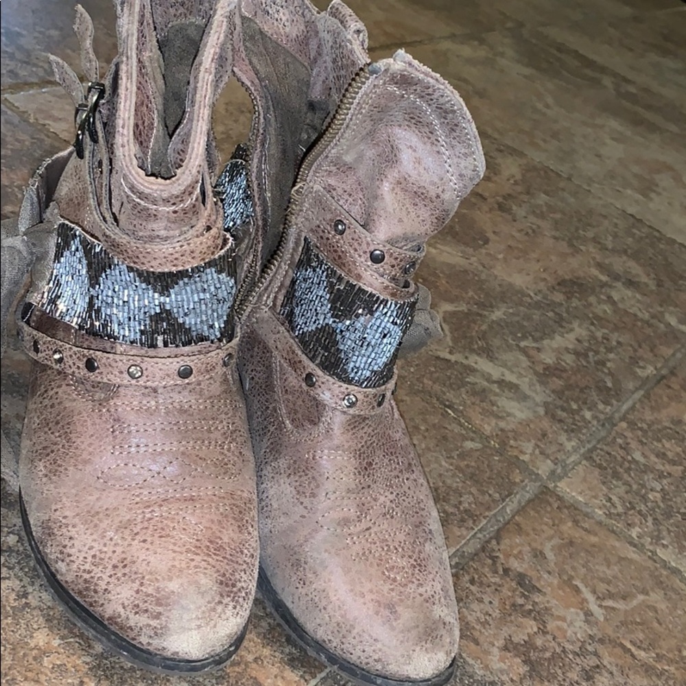 Buckle boots